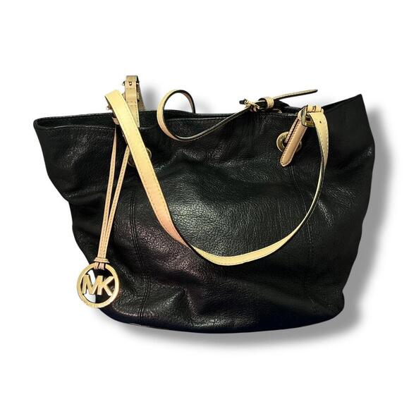 Michael Kors Astor Pebbled Leather Tote Bag Black Beige Trim Gold Logo Charm - Picture 1 of 11